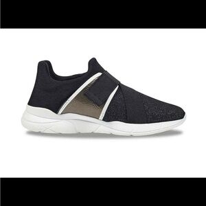 New Guess Black Valleri Slip-On Sneaker women's shoes size 10. Only worn once